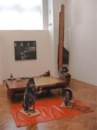 Ohne Titel 1970/72 
Raumwinkel (mit Rollen), Rolltisch und zwei pr�parierte Hunde
