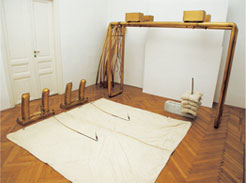 Gro�e Messingfigur 1969, Messing, Marmor, Stoff
Ausdehnung ca. 300 x 300 x 250 cm
