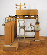 Gro�er Broncetisch 1975/77
Aluminium, Bronzeg�sse, Messing, Glasfluss, 290 x 280 x 280 cm
