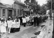 s/w print aus dem Fotofries zur Auff�hrung Stammersdorf, Essen, 
Trinken, Abschriften von Heurigengespr�chen, Musik;  1972
24 x 30 cm 