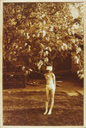 s/w print aus der Foto-Aktion Akazienbl�ten
zum Brustkorb gezogen, 1974 
30 x 24 cm 